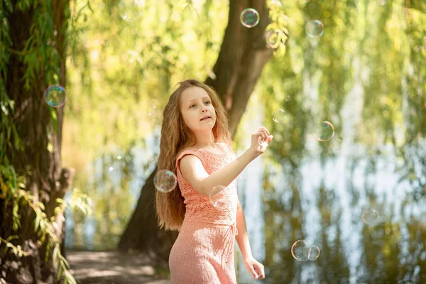 Мила Дівчинка Кучерявим Волоссям Ходить Парку Позує Влітку Сонячну Погоду — стокове фото