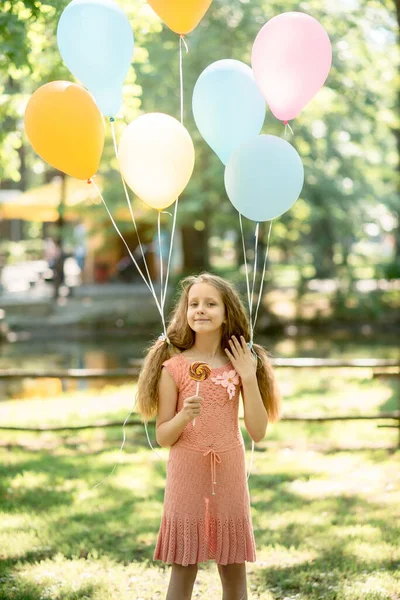 Schattig Klein Meisje Met Krullend Haar Poseren Met Ballonnen Het — Stockfoto