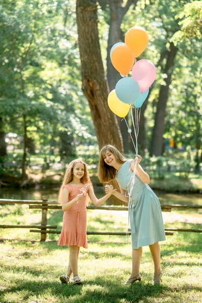 Cute Family Mom Her Daughter Launching Balloons Birthday Celebration Summer — Stock Photo, Image