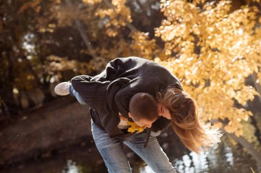Güz yaprakları dökülürken genç ve vahşi bir adam parkta yürürken sevgilisini kollarına alır.