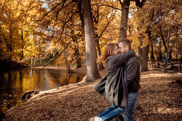 Krásný Mladý Pár Muž Žena Objímání Parku Blízkosti Rybníka Listí — Stock fotografie