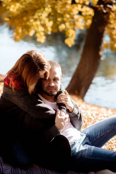 Piękna Młoda Para Mężczyzna Kobieta Siedzą Kocu Przytulają Się Parku — Zdjęcie stockowe