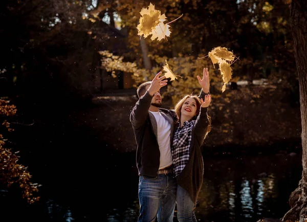 Młodzi Ludzie Mężczyzna Kobieta Wymiotują Jesienią Liśćmi Parku Podczas Opadu — Zdjęcie stockowe