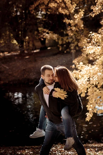 Een Jonge Brutale Man Houdt Zijn Geliefde Vrouw Zijn Armen — Stockfoto