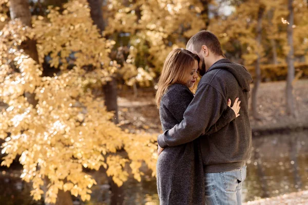 Schönes Junges Paar Umarmt Sich Herbst Park Teich — Stockfoto