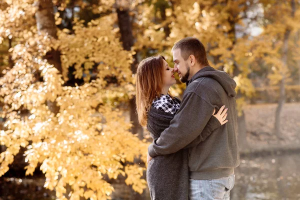 Beau Jeune Couple Homme Femme Étreignant Dans Parc Près Étang — Photo