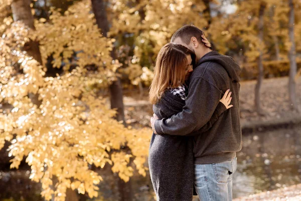 Bonito Jovem Casal Homem Mulher Abraçando Parque Perto Lagoa Queda — Fotografia de Stock