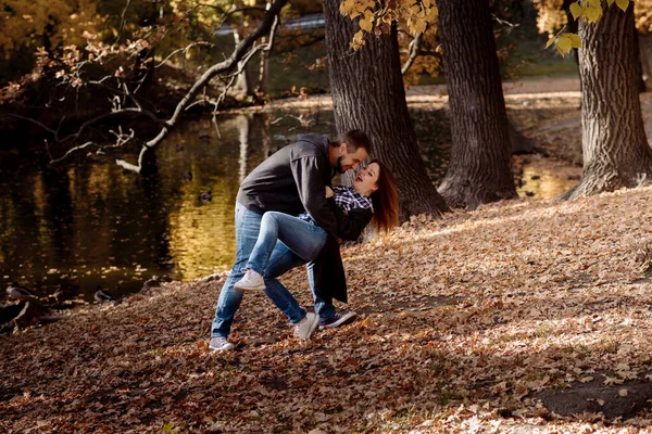 Красивая Молодая Пара Мужчина Женщина Обнимаются Парке Возле Пруда Осенью — стоковое фото
