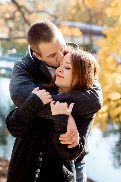 Beautiful Young Couple Man Woman Hugging Park Pond Leaf Fall — Stock Photo, Image