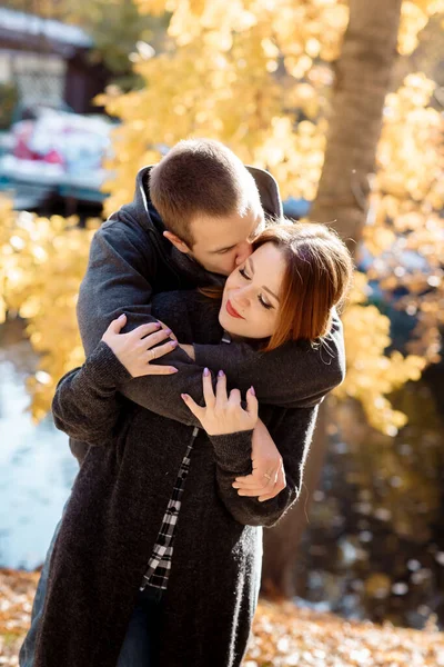 Hermosa Pareja Joven Hombre Mujer Abrazándose Parque Cerca Del Estanque — Foto de Stock