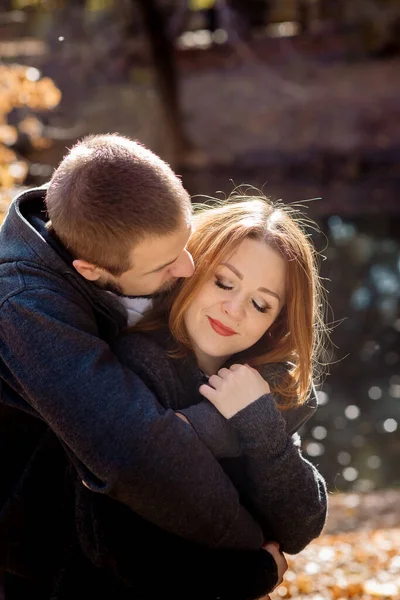 Schönes Junges Paar Umarmt Sich Herbst Park Teich — Stockfoto