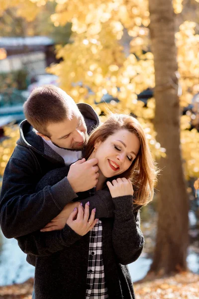 Beautiful Young Couple Man Woman Hugging Park Pond Leaf Fall — Stock Photo, Image