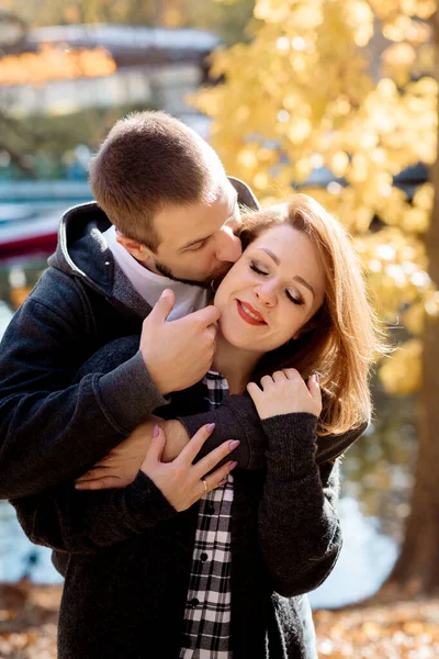 Hermosa Pareja Joven Hombre Mujer Abrazándose Parque Cerca Del Estanque — Foto de Stock