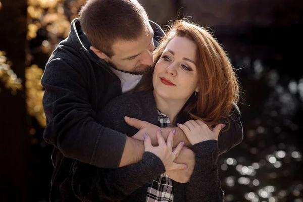 Bonito Jovem Casal Homem Mulher Abraçando Parque Perto Lagoa Queda — Fotografia de Stock