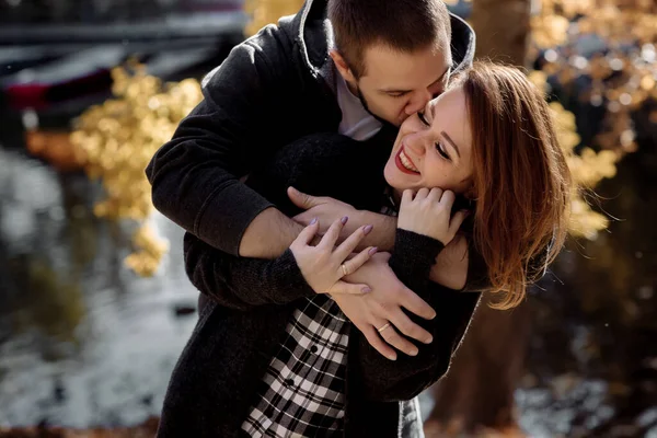 Hermosa Pareja Joven Hombre Mujer Abrazándose Parque Cerca Del Estanque — Foto de Stock