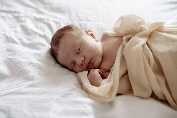 Pequeño Bebé Recién Nacido Durmiendo Cama Dormitorio Arrullado Por Mamá — Foto de Stock