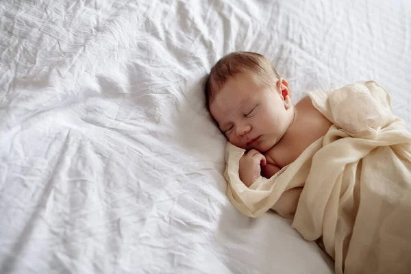 Little Newborn Baby Sleeping Bed Bedroom Lulled Mom — Stock Photo, Image