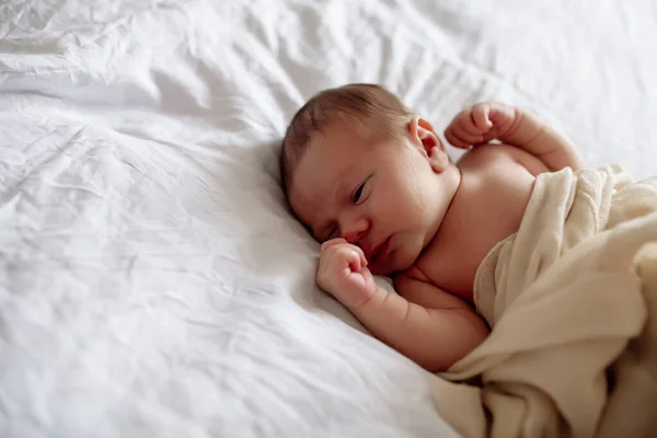 Pequeño Bebé Recién Nacido Durmiendo Cama Dormitorio Arrullado Por Mamá — Foto de Stock