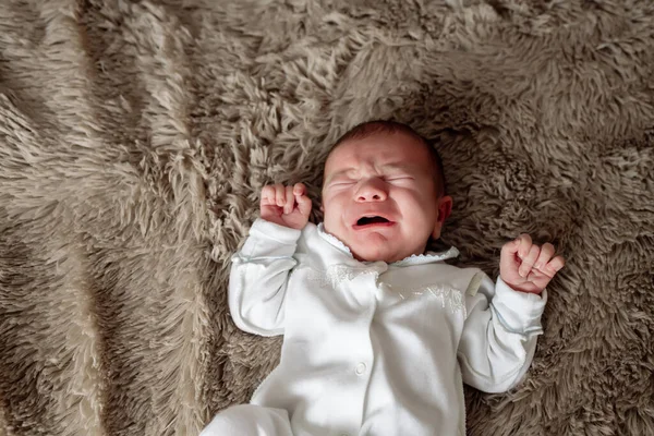 Μικρό Νεογέννητο Μωρό Κοιμάται Στο Κρεβάτι Στην Κρεβατοκάμαρα Μαστιγωμένο Από — Φωτογραφία Αρχείου