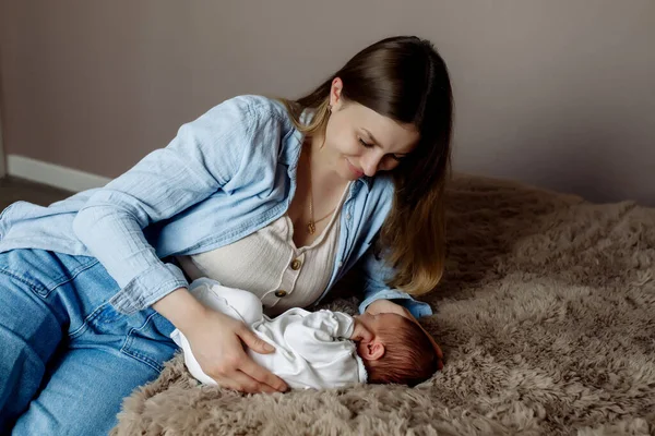 Jonge Mooie Moeder Met Lang Haar Houdt Een Pasgeboren Baby — Stockfoto