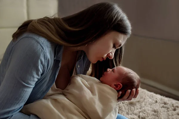 Jonge Mooie Moeder Met Lang Haar Houdt Een Pasgeboren Baby — Stockfoto