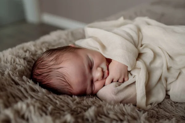 Pequeño Bebé Recién Nacido Durmiendo Cama Dormitorio Arrullado Por Mamá — Foto de Stock