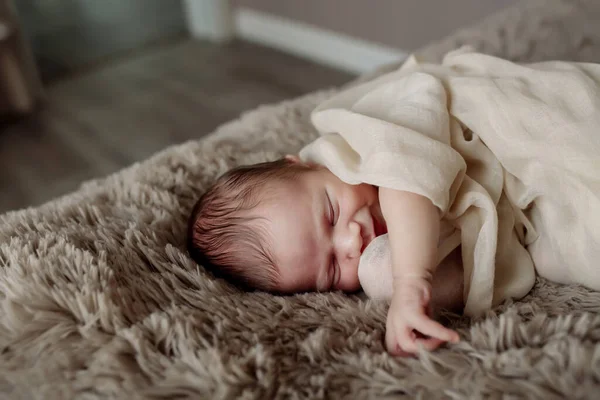 Pequeno Bebê Recém Nascido Dormindo Cama Quarto Embalado Pela Mãe Fotografias De Stock Royalty-Free