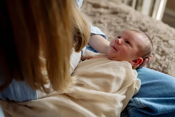 Jovem Mãe Bonita Com Cabelos Longos Segura Bebê Recém Nascido Imagem De Stock