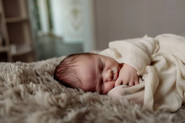 Pequeno Bebê Recém Nascido Dormindo Cama Quarto Embalado Pela Mãe Imagens Royalty-Free