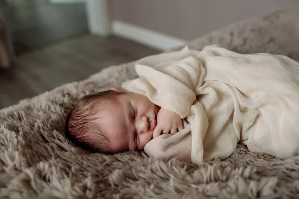 Pequeno Bebê Recém Nascido Dormindo Cama Quarto Embalado Pela Mãe Fotografia De Stock