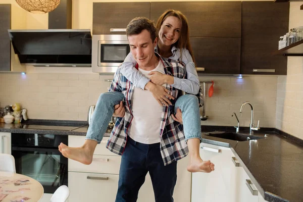 Genç Çift Kadın Erkek Mutfakta Sarılıyor Eğleniyor Gülümsüyor — Stok fotoğraf