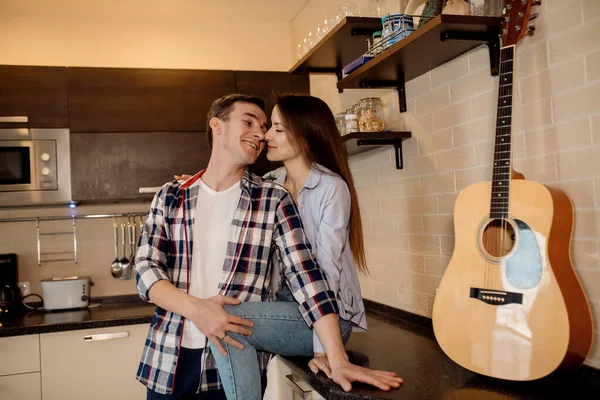 Joven Pareja Mujer Hombre Abrazándose Cocina Casa Divirtiéndose Sonriendo —  Fotos de Stock