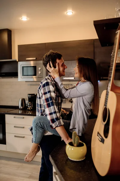 Joven Pareja Mujer Hombre Abrazándose Cocina Casa Divirtiéndose Sonriendo —  Fotos de Stock