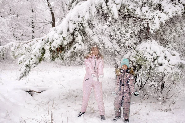 Mom Daughter Warm Winter Overalls Walk Winter Forest Active Games — Foto Stock