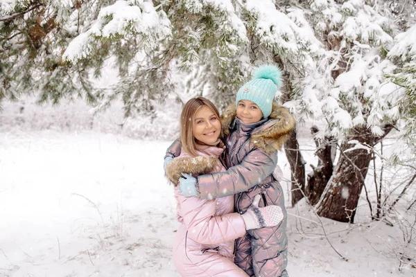 Mom Daughter Warm Winter Overalls Walk Winter Forest Active Games — Zdjęcie stockowe