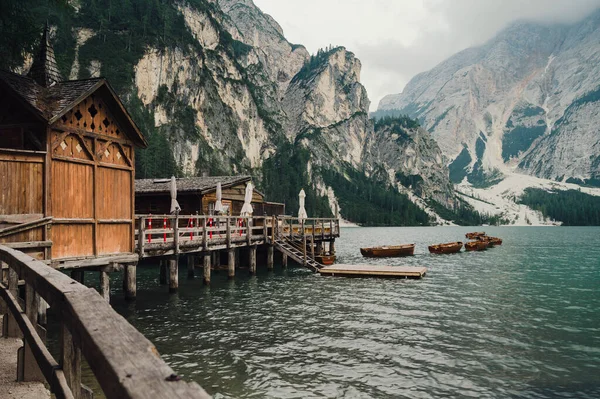 ブレイズ Braies Lake Pragser Wildsee イタリアのサウスチロルにある湖と木造キャビン — ストック写真