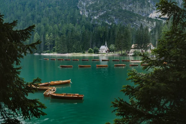 Lago Braies Λίμνη Braies Pragser Wildsee Ξύλινα Σκάφη Στη Λίμνη — Φωτογραφία Αρχείου