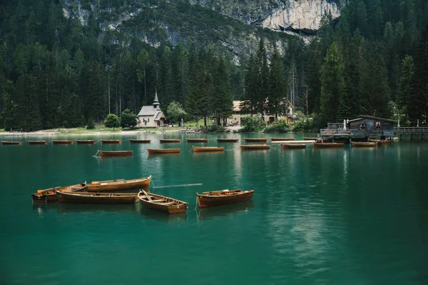 南チロル州の湖にあるLago Braies Braies Lake Pragser Wildsee の木製ボート — ストック写真