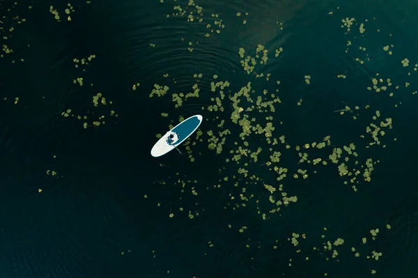 Suda ayakta duran insanların havadan görünüşü