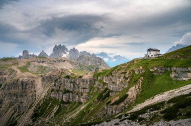 Kurtarma sığınağı Tre Cime Di Lavaredo 'da, Dolomitler, İtalyan Alpleri' nin arka planında dağlar var