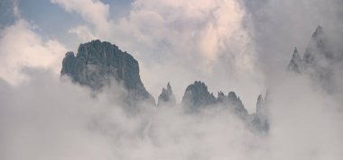 İtalya 'nın Tre Cime bölgesinde bulut ve sisle kaplı Rocky Dolomite dağları