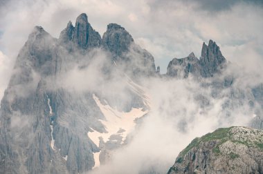 İtalya 'nın Tre Cime bölgesinde bulut ve sisle kaplı Rocky Dolomite dağları