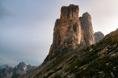 Gün batımında Tre Cime di Lavaredo 'nun üç tepesi 