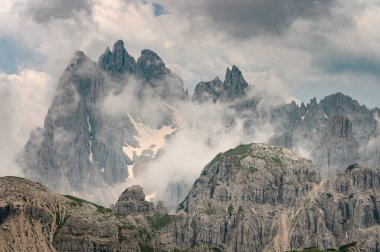 İtalya 'nın Tre Cime bölgesinde bulut ve sisle kaplı Rocky Dolomite dağları