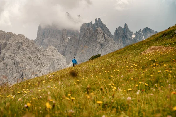 Man Blå Jacka Står Dolomit Berg Italienska Alperna Med Berg — Stockfoto