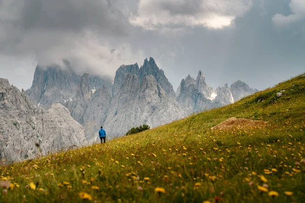 Man Blå Jacka Står Dolomit Berg Italienska Alperna Med Berg — Stockfoto