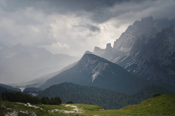 ムーディ イタリアアルプスの雨の日 — ストック写真