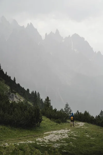 Resenär Upptäcktsresande Dolomite Bergsbana Vandring Upp — Stockfoto