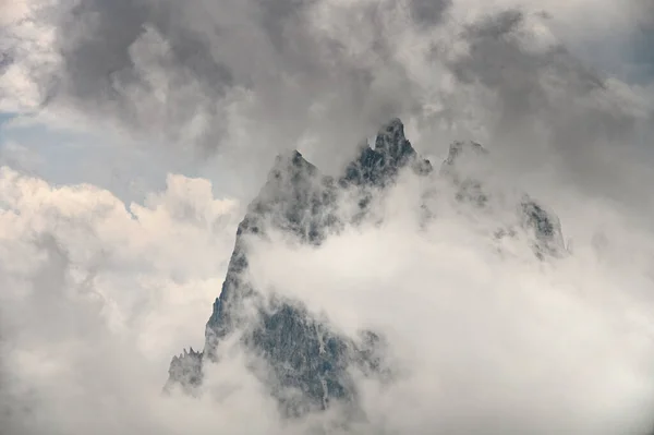Красивый Крупный План Облачных Итальянских Доломитовых Гор Альпах Летний День — стоковое фото