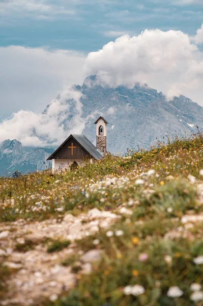 Pequeña Iglesia Tre Cime Lavaredo Dolomitas Alpes Italianos Con Montañas — Foto de Stock